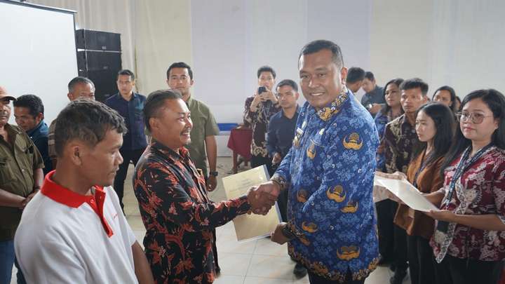 Bupati Toba Gratiskan BPHTB, 503 Warga Terima Sertifikat Tanah