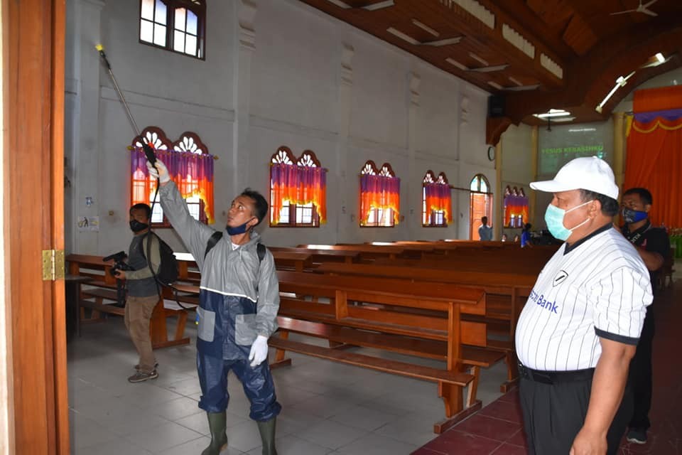 Walikota Sibolga Pimpin Langsung Penyemprotan Disinfektan di Gereja
