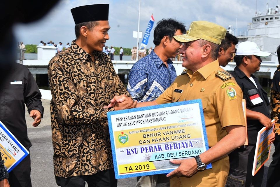 Peringatan Hari Nusantara di Belawan, Gubernur Berdialog dan Serahkan Bantuan kepada Nelayan