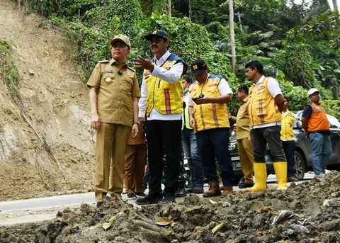 Gubernur Sumatera Utara Agus Fatoni Tinjau Langsung Lokasi Longsor di Sibolangit