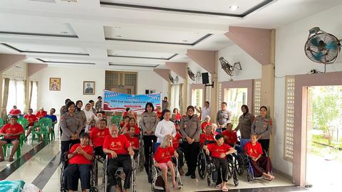 Polwan Polda Sumut Tebar Kepedulian, Salurkan 350 Paket Sembako di Tiga Lokasi