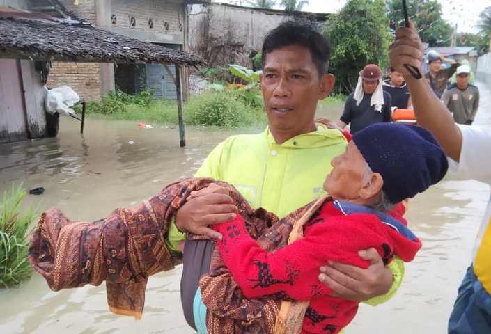 Aksi Heroik Bhabinkamtibmas Polsek Firdaus di Tengah Banjir Serdang Bedagai