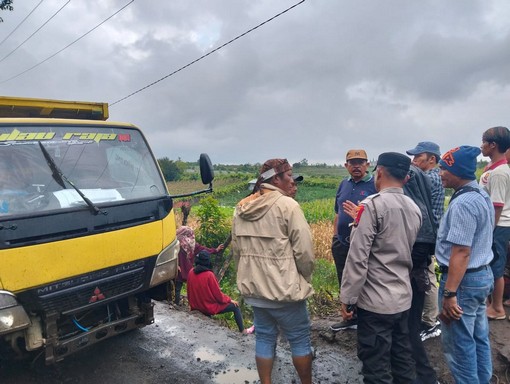 Polsek Saribudolok Amankan Proses Penimbunan Jalan ke Desa Hoppoan, Simalungun