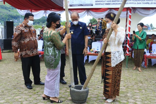 Rangkaian Perayaan HUT Kartini 143, Wanita di Samosir Lomba Bikin Itak