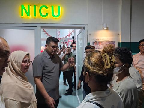 Gubernur Bobby Jenguk Siswi SMKN 1 Berastagi yang Dirawat Intensif, Minta Kasus MBG Tak Berulang