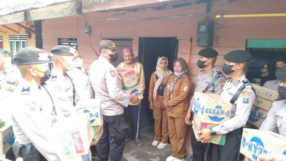 Kapolsek Patumbak Salurkan Bantuan Sembako dari Kapolrestabes Medan