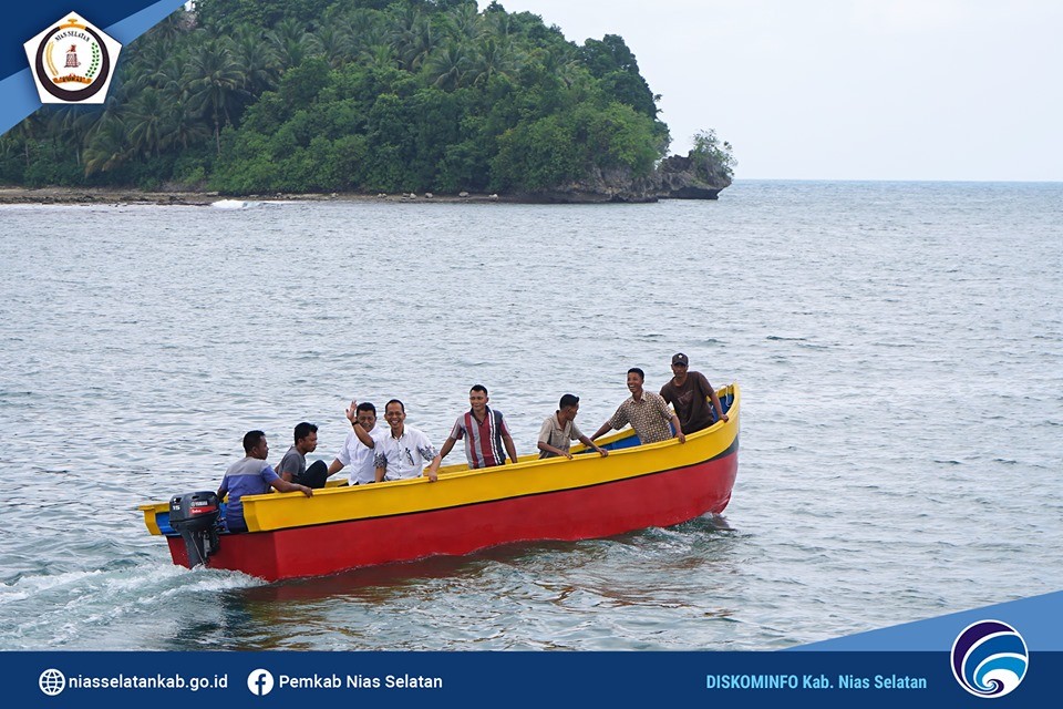 Wakil Bupati Nias Selatan Serahkan Kapal Motor Kepada Kelompok Nelayan