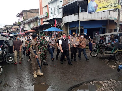 Kapolres, Bupati dan Dandim 0206 Dairi Turun Ke Pasar Sidikalang Cek Posko PPKM Mikro