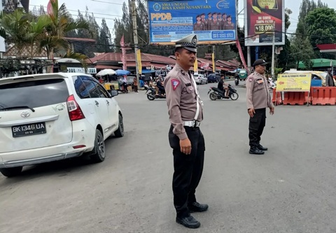 Polres Tanah Karo Siaga Amankan Jalur Wisata Kota Berastagi di Tengah Cuaca Hujan