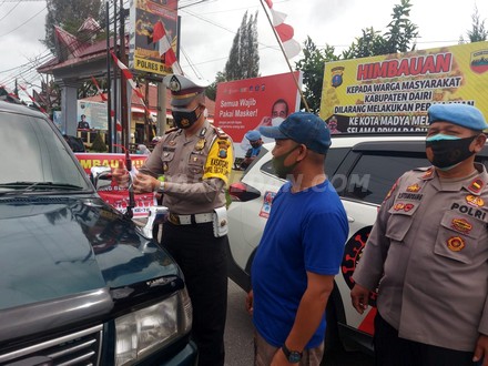 Kasat Lantas Polres Dairi Bagikan Bendera Merah Putih kepada Pengguna Jalan