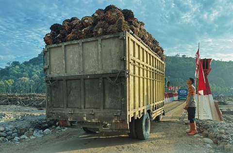 Personel Brimob Kawal Akses Jalan Darurat Desa Garoga demi Kelancaran Mobilitas Warga