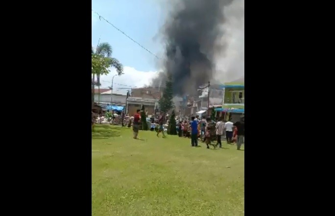 Pasar Pakkat Terjadi Kebakaran, Masyarakat Bantu Padamkan Api dengan Alat Seadanya