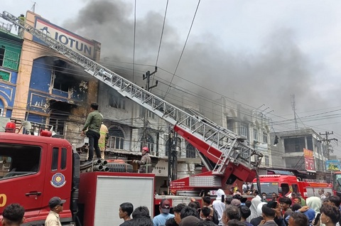 Polres Pelabuhan Belawan dan Polsek Medan Labuhan Amankan Lokasi Kebakaran di Marelan