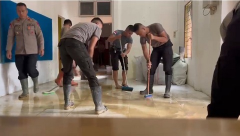 Bakti Taruna Akpol Bersihkan Posko Hingga Pulihkan Rumah Warga Pasca-Bencana di Aceh Tamiang