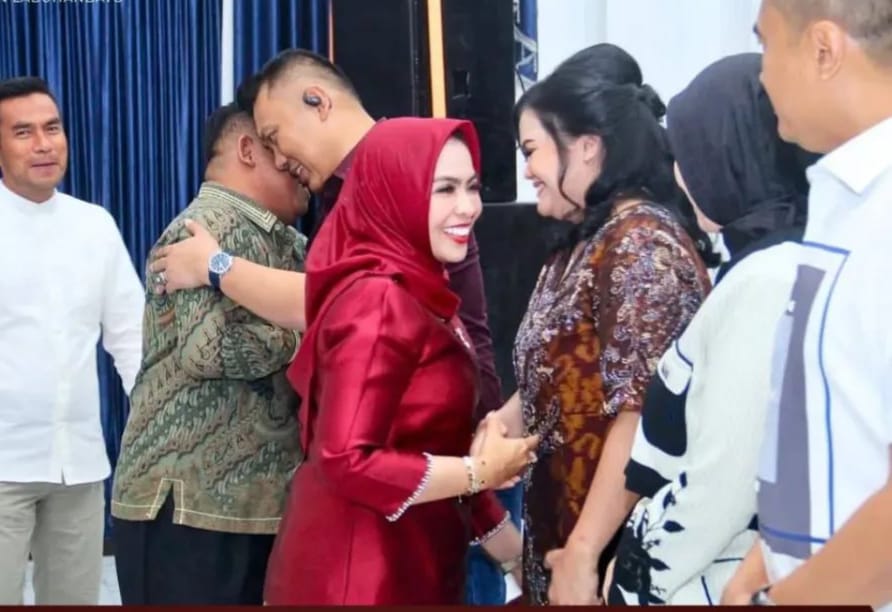 Kenal Pamit Kapolres Labuhanbatu, Bupati Maya Berikan Cenderamata