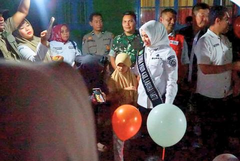 Kungjungi Tapsel, Bupati Labuhanbatu Hibur Anak Korban Banjir