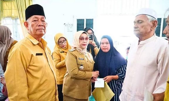 Plt Bupati Labuhanbatu Serahkan Bantuan Zakat