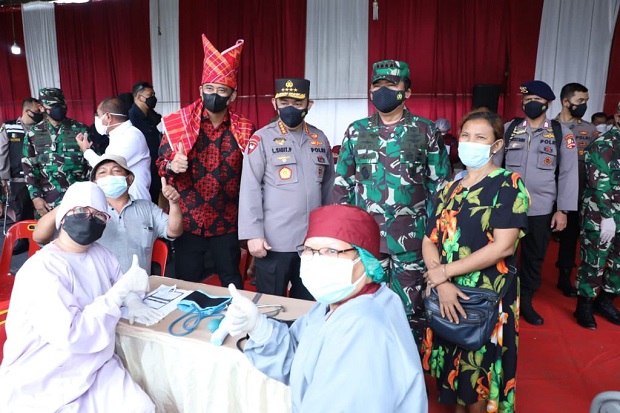 Panglima TNI dan Kapolri Jemput Bola Vaksinasi Pedagang Pasar Induk Medan