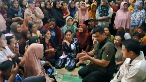 Kunjungi Lokasi Penampungan Warga Terdampak Banjir,  Gubernur Bobby Berikan Bantuan 1 Truk Logistik