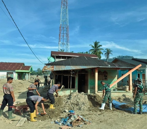 Dari Rumah Warga hingga Masjid, Sinergi Brimob Sumut Bergerak Bantu Korban Bencana