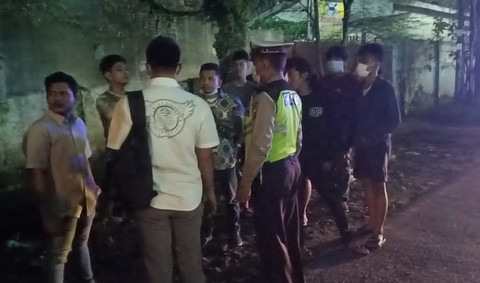 Polsek Medan Baru Bubarkan Kerumunan Massa di Simpang Jalan Gelas