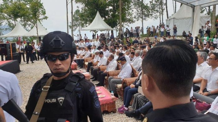 Blusukan Tiga Menteri ke Samosir Dijaga Anggota Brimob Bersenjata