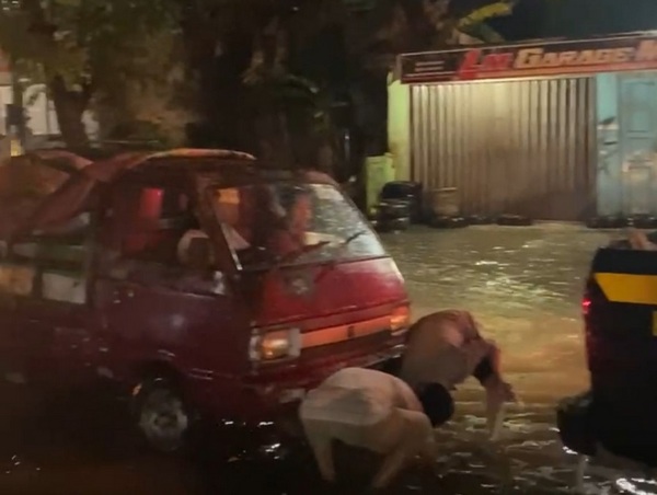 Gerak Cepat di Situasi Darurat, Polisi Bantu Evakuasi Mobil Mogok di Tengah Banjir Medan