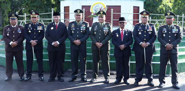 Sambut HUT TNI Ke-79, Plt. Bupati Simalungun Hadiri Upacara Ziarah Nasional di TMP Nagur Pematangsia