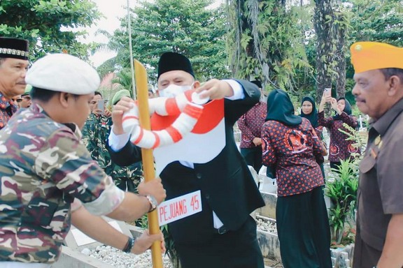 Bupati Labuhanbatu Tancapkan Bambu Runcing di Makam Pejuang 45