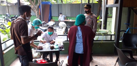 Polsek Medan Baru Swab Sejumlah Karyawan dan Pengunjung Cafe di Kelurahan Babura