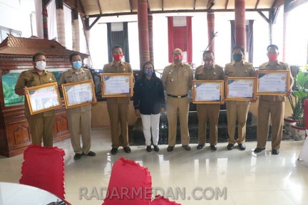 Berprestasi Sensus Penduduk, Bupati Taput Terima 2 Penghargaan Sekaligus