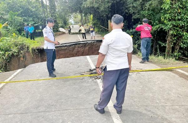 Jalan Putus Penghubung Kecamatan Tanah Jawa dan Hatonduhan Ditinjau Dishub Pemkab Simalungun