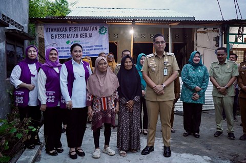 Rico Waas Pantau 111 Rumah Tidak Layak Huni yang Sedang Direhabilitasi