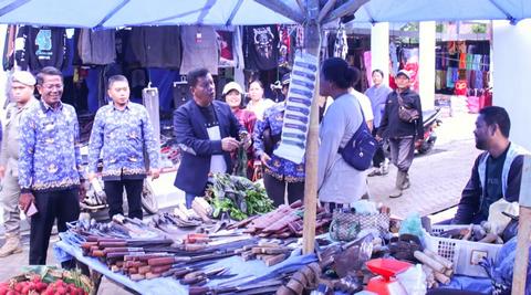 Bupati Radiapoh Tinjau Pasar Tiga Runggu Kecamatan Purba, Pedagang Ucapkan Terimakasih