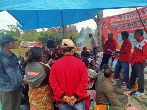 Peduli Petani, PDI Perjuangan Bagikan Bibit Jagung dan Pupuk di Samosir