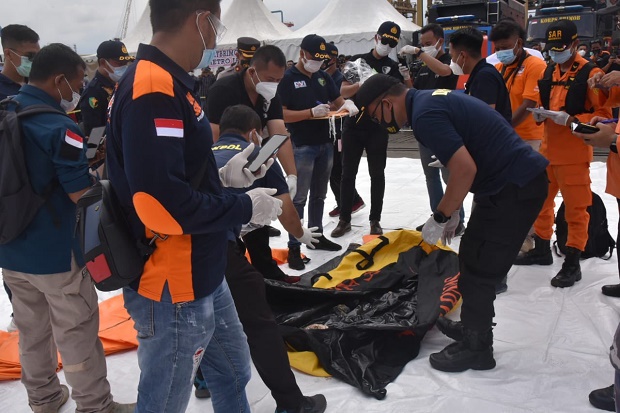 RS Polri Terima 7 Kantong Jenazah Potongan Tubuh Korban Pesawat Sriwijaya
