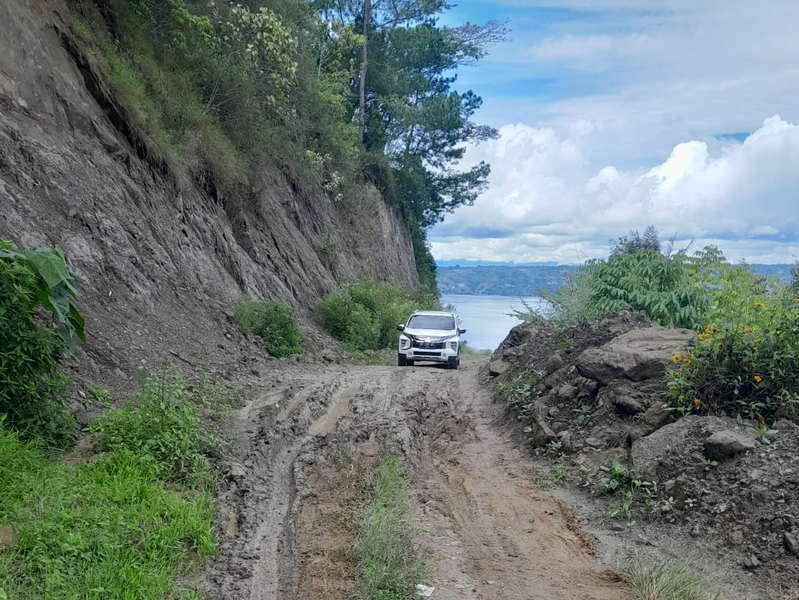Mobil Warga Sampai Pecah Ban, Jalan Sibaruang–Gopgopan Rusak Parah