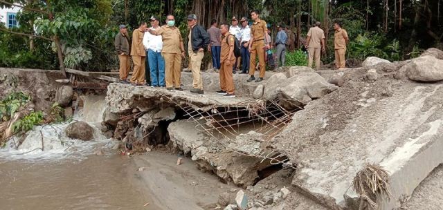 Bupati Samosir Tinjau Lokasi Banjir Bandang di Desa Holbung