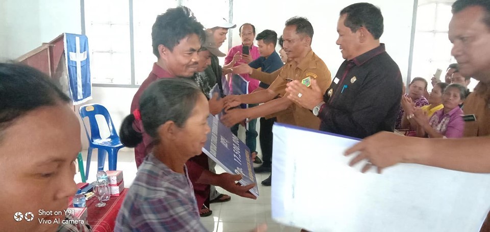 Giliran 83 KK Warga Kecamatan Sitio-tio Dapat Bantuan Bedah Rumah