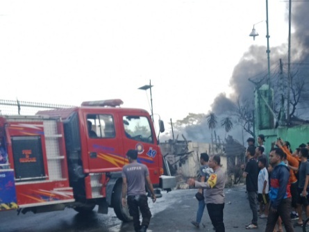Kebakaran Pabrik Sandal di Medan Deli Belum Padam Hingga Dini Hari