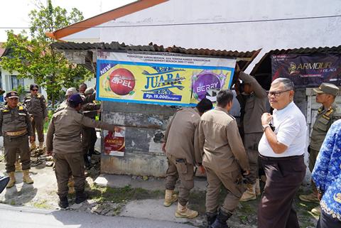 Tanpa Perlawanan, Pemkab Toba Tertibkan Pedagang di DMJ Jalan Gereja