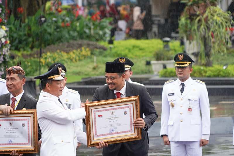 Wali Kota Medan Terima Tanda Kehormatan Satyalancana Karya Bhakti Praja Nugraha dari Presiden RI