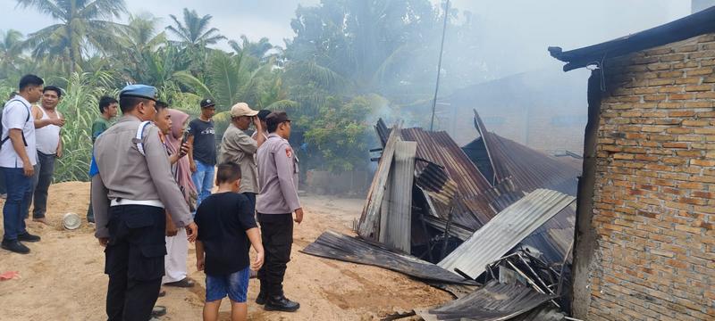 Geger Ledakan di Ruang Tengah, Rumah Warga Pekan Dolok Masihul Hangus Dilalap Api