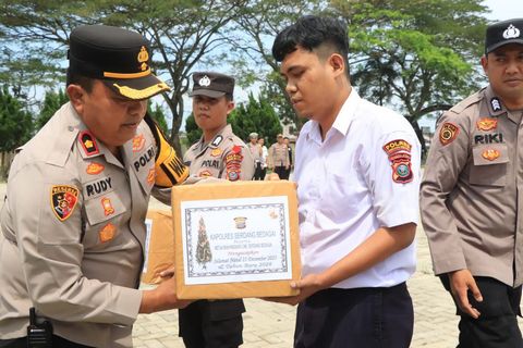 Polres Sergai Serahkan Bingkisan Natal kepada Personel Polri