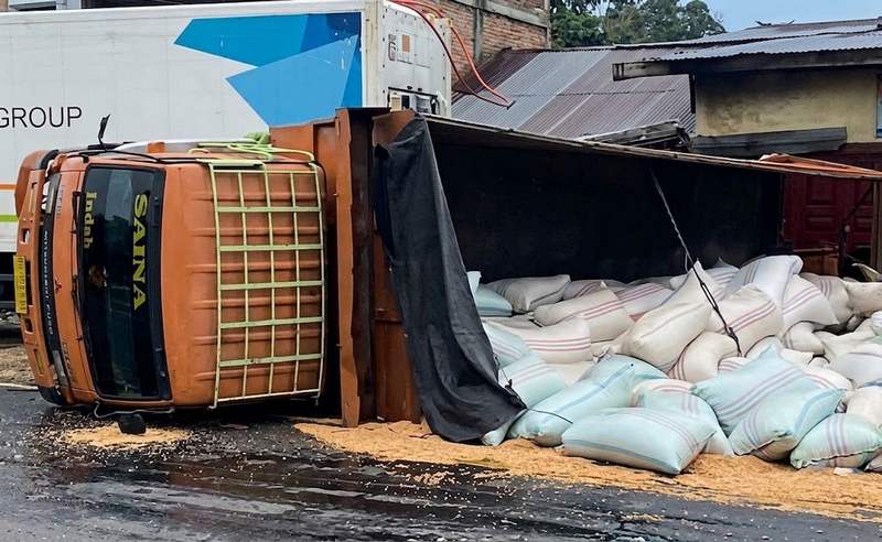 Rem Truk Diduga Blong, Tabrakan Beruntun di Sibolangit Hantam 4 Rumah dan Bangunan SD