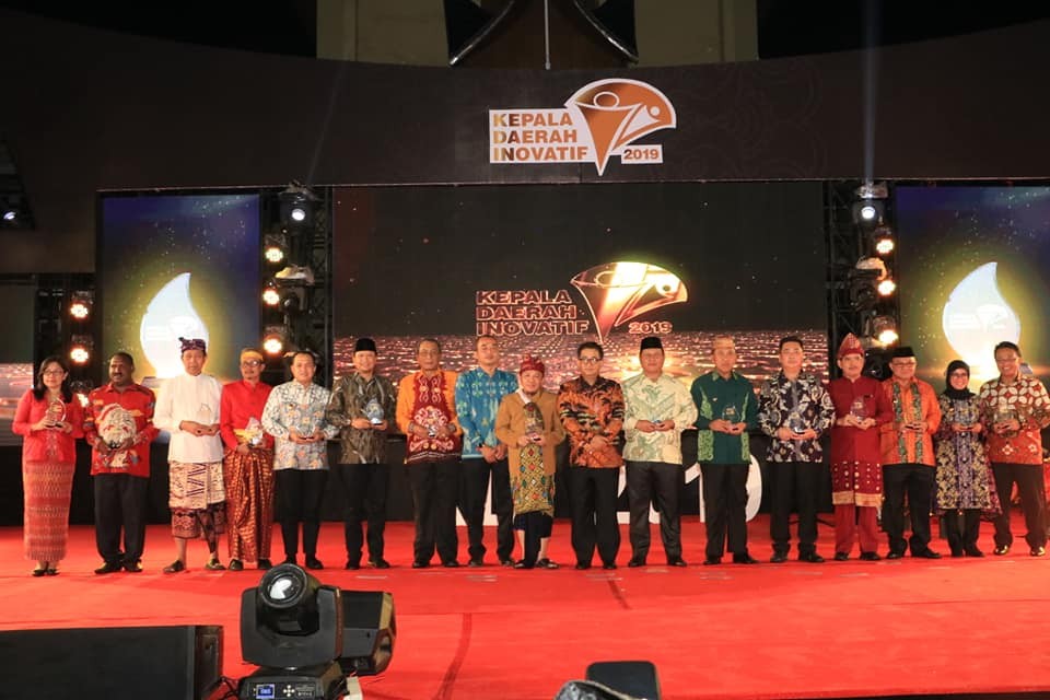 Bupati Simalungun Raih Penghargaan Kepala Daerah Inovatif Koran Sindo Tahun 2019