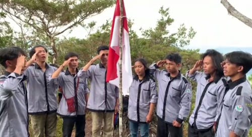 HUT RI ke-77, Sejumlah Mahasiswa KKN Unimed 2022 Kibarkan Merah Putih di Deleng Simpoon Pakpak Bhara