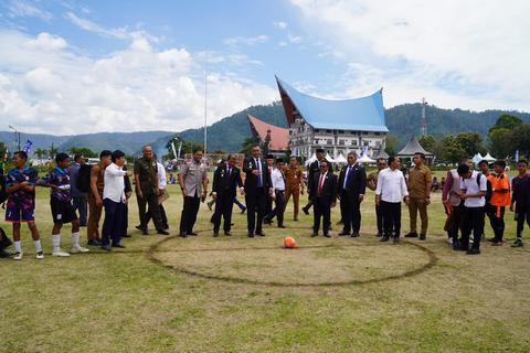 Buka Pertandingan pada HUT ke-27 Toba, Bupati: Tunjukkan Kualitas, Jaga Persaudaraan