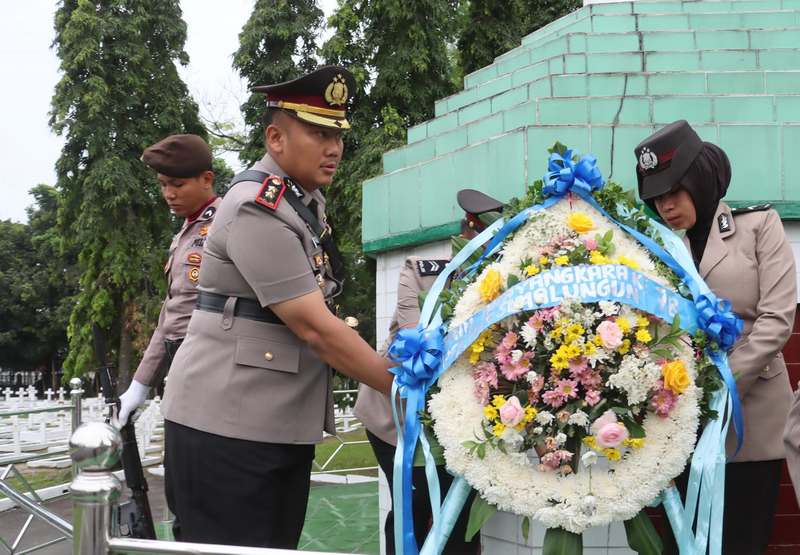 Hari Bhayangkara Ke-78, Polres Simalungun Tabur Bunga di Taman Makam Pahlawan Pematang Siantar