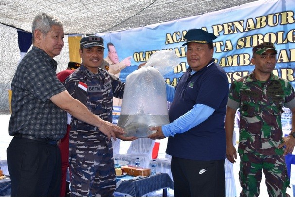 Walikota Sibolga Tabur Benih Ikan di Kerambah Jaring Apung Binaan Lanal Sibolga